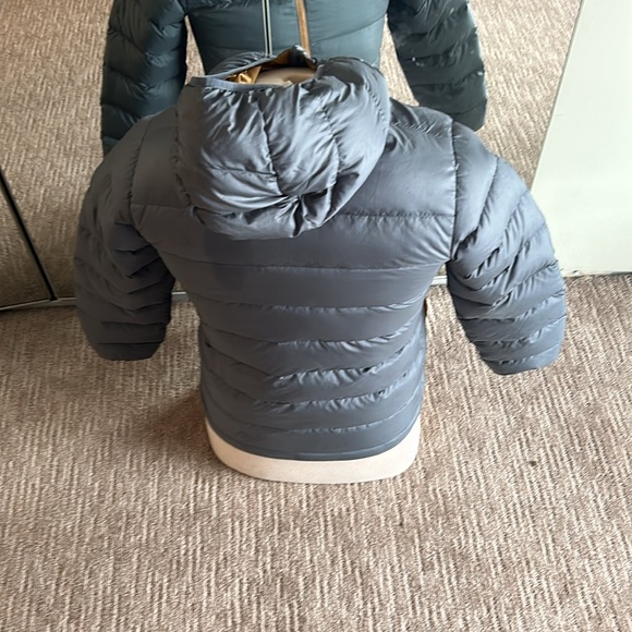 Patagonia Puffer Jacket- Boys size 14- a few water stains - Picture 6 of 6